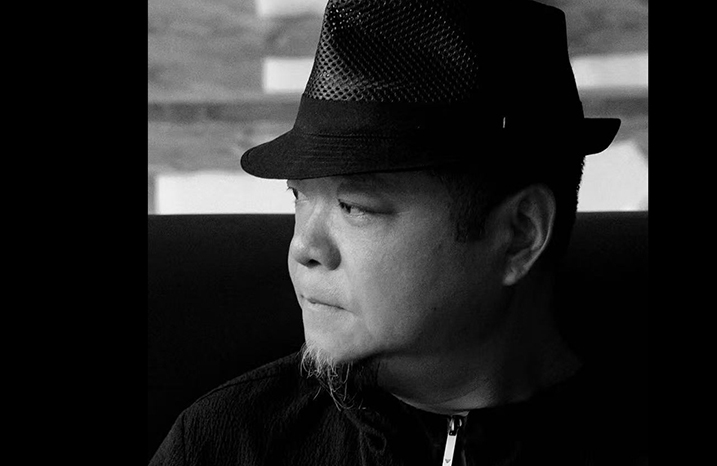 Photo of Artist Zheng Jing(mobile version)